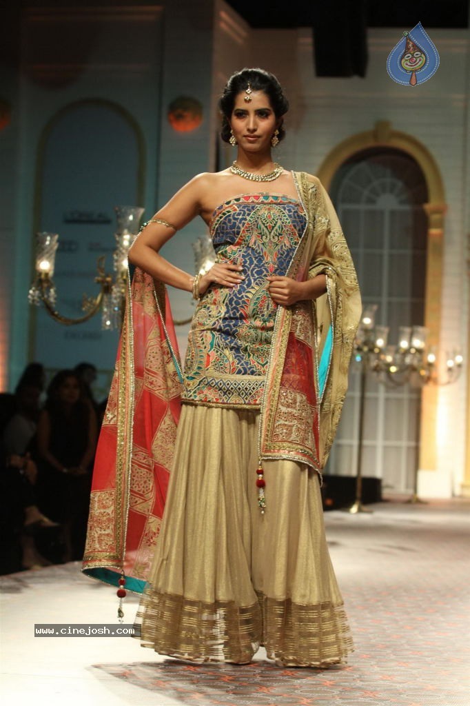 Bolly Celebs Walks the Ramp at AVIBW - 89 / 101 photos
