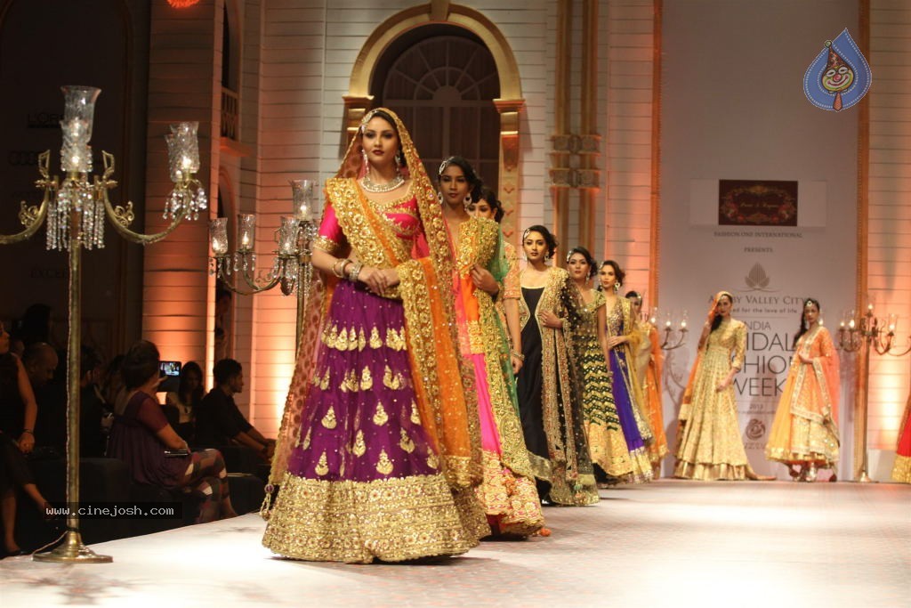 Bolly Celebs Walks the Ramp at AVIBW - 91 / 101 photos