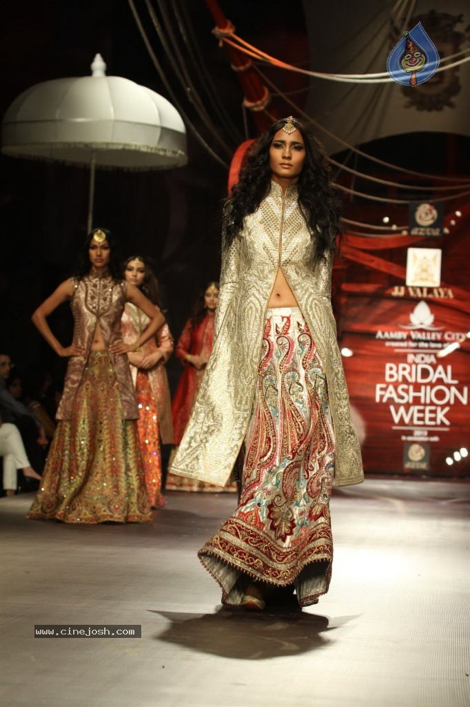 Bolly Celebs Walks the Ramp at AVIBW - 95 / 101 photos