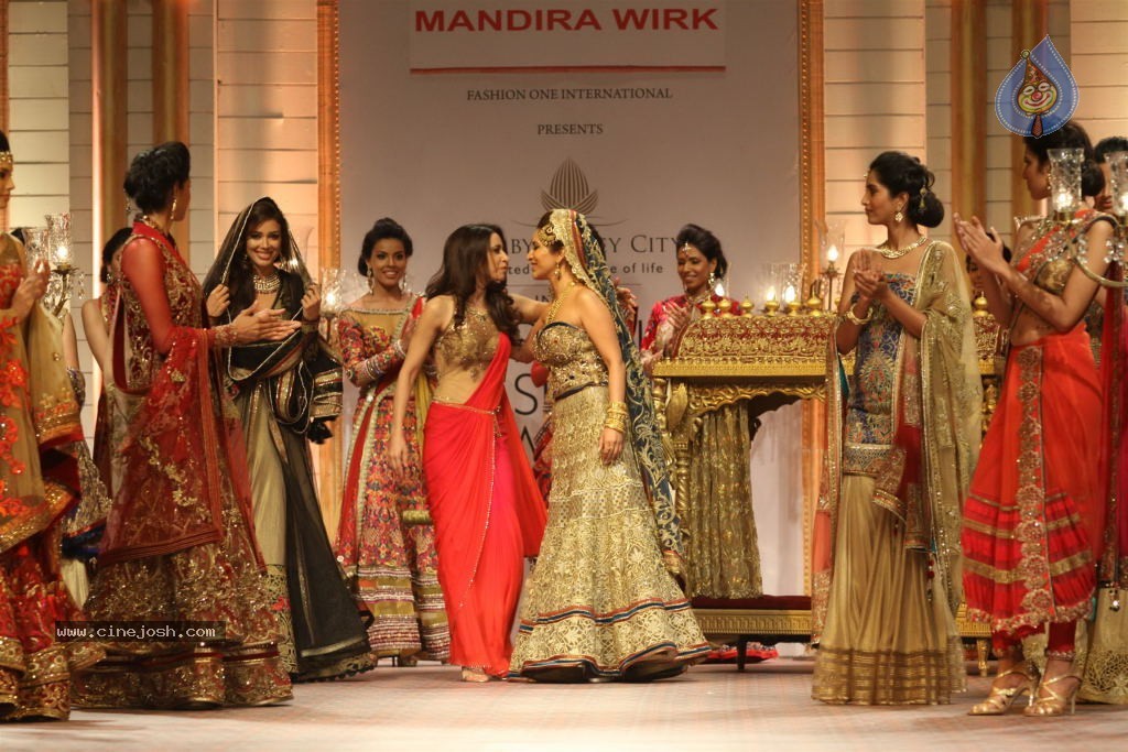 Bolly Celebs Walks the Ramp at AVIBW - 101 / 101 photos