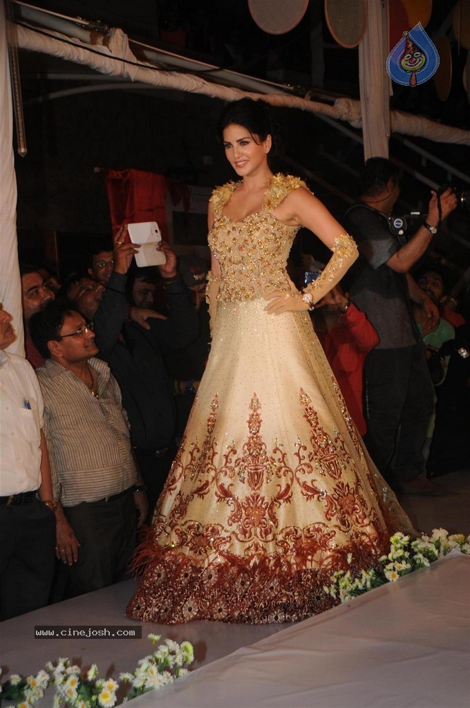Bolly Celebs Walks the Ramp at Club Wear Fashion Show - 12 / 123 photos