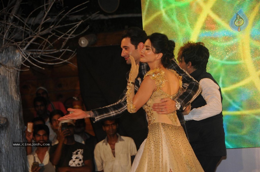 Bolly Celebs Walks the Ramp at Club Wear Fashion Show - 32 / 123 photos