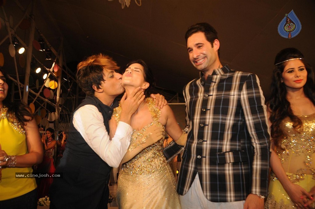 Bolly Celebs Walks the Ramp at Club Wear Fashion Show - 70 / 123 photos
