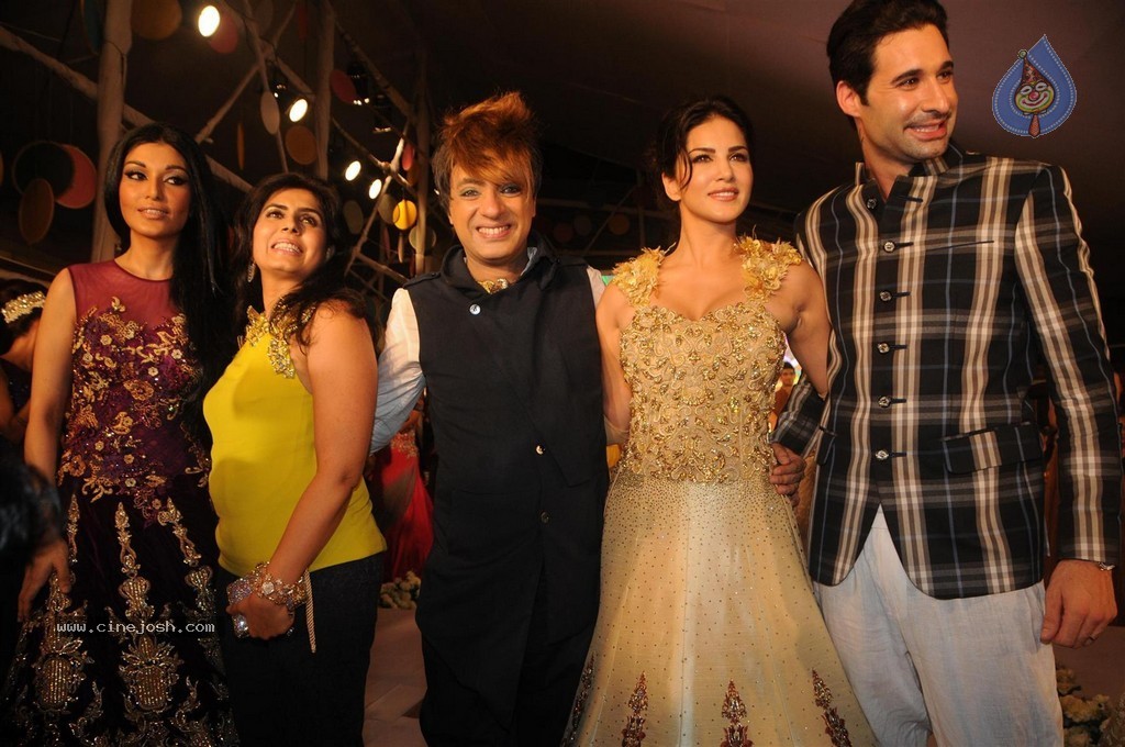 Bolly Celebs Walks the Ramp at Club Wear Fashion Show - 76 / 123 photos