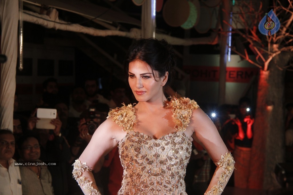 Bolly Celebs Walks the Ramp at Club Wear Fashion Show - 83 / 123 photos