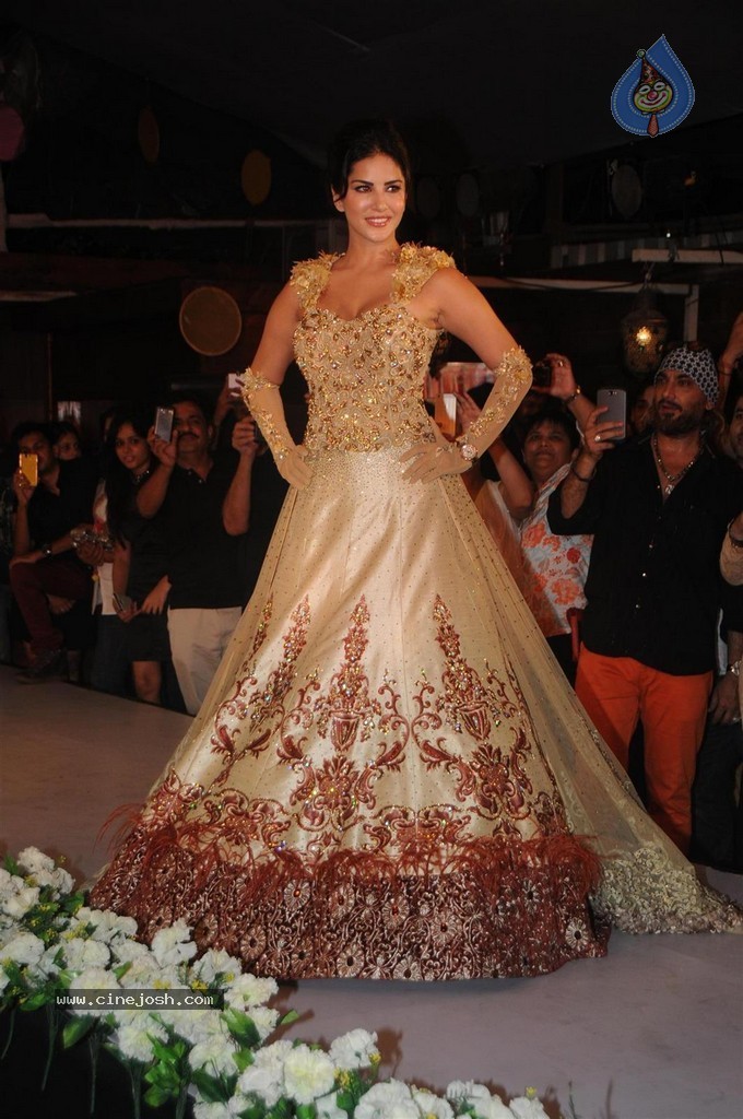 Bolly Celebs Walks the Ramp at Club Wear Fashion Show - 88 / 123 photos