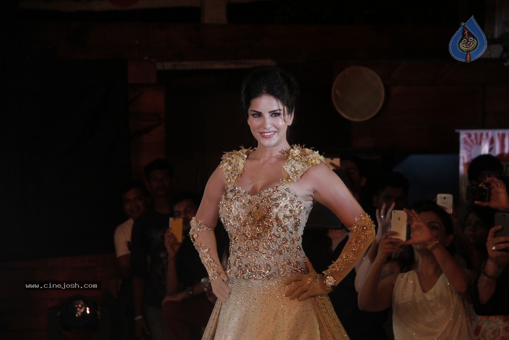 Bolly Celebs Walks the Ramp at Club Wear Fashion Show - 90 / 123 photos