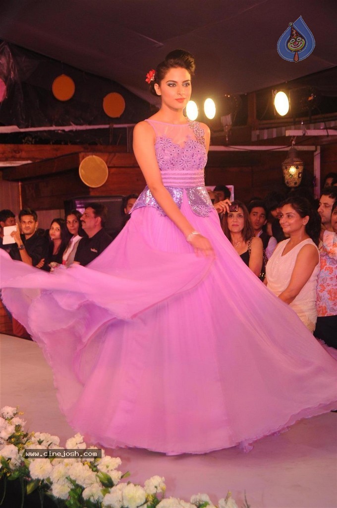 Bolly Celebs Walks the Ramp at Club Wear Fashion Show - 98 / 123 photos
