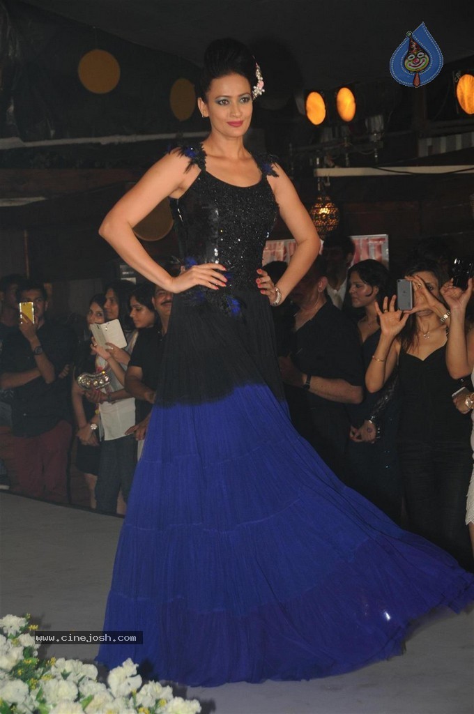 Bolly Celebs Walks the Ramp at Club Wear Fashion Show - 105 / 123 photos