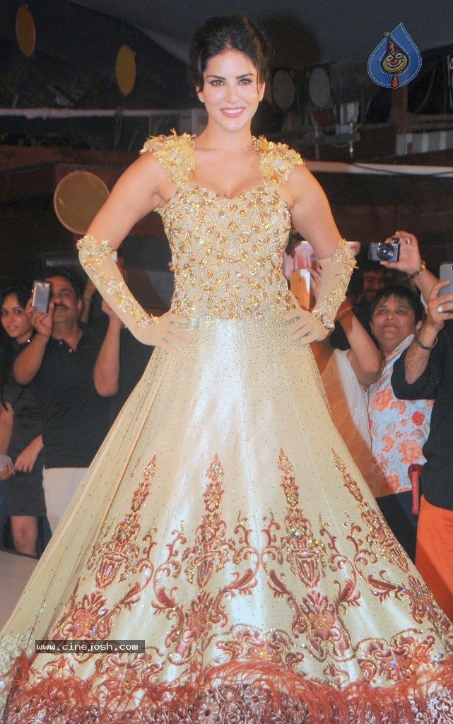 Bolly Celebs Walks the Ramp at Club Wear Fashion Show - 107 / 123 photos
