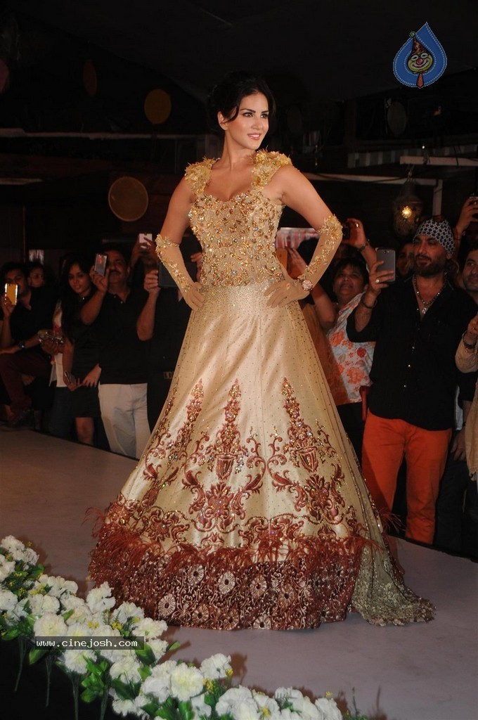 Bolly Celebs Walks the Ramp at Club Wear Fashion Show - 114 / 123 photos