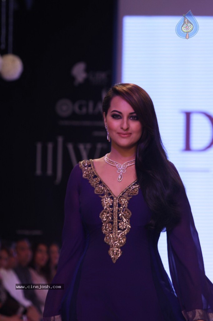 Bolly Celebs Walks the Ramp at IIJW - 4 / 152 photos