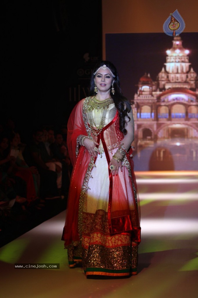 Bolly Celebs Walks the Ramp at IIJW - 7 / 152 photos