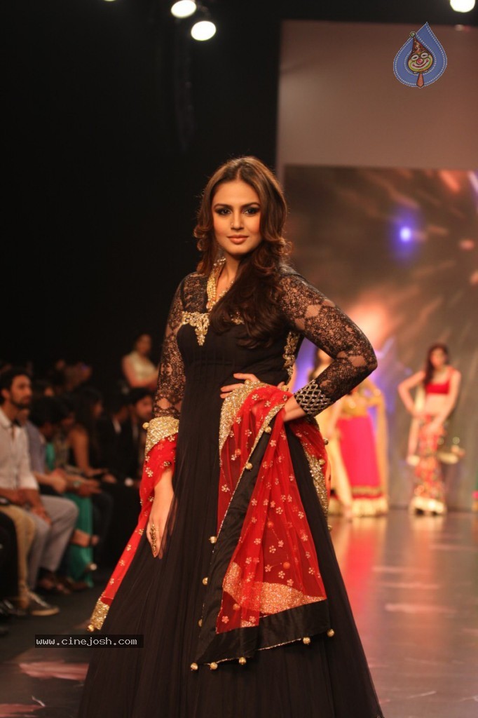 Bolly Celebs Walks the Ramp at IIJW - 9 / 152 photos