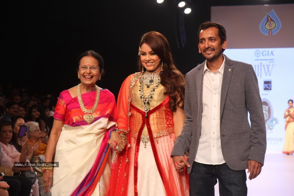 Bolly Celebs Walks the Ramp at IIJW - 12 / 152 photos