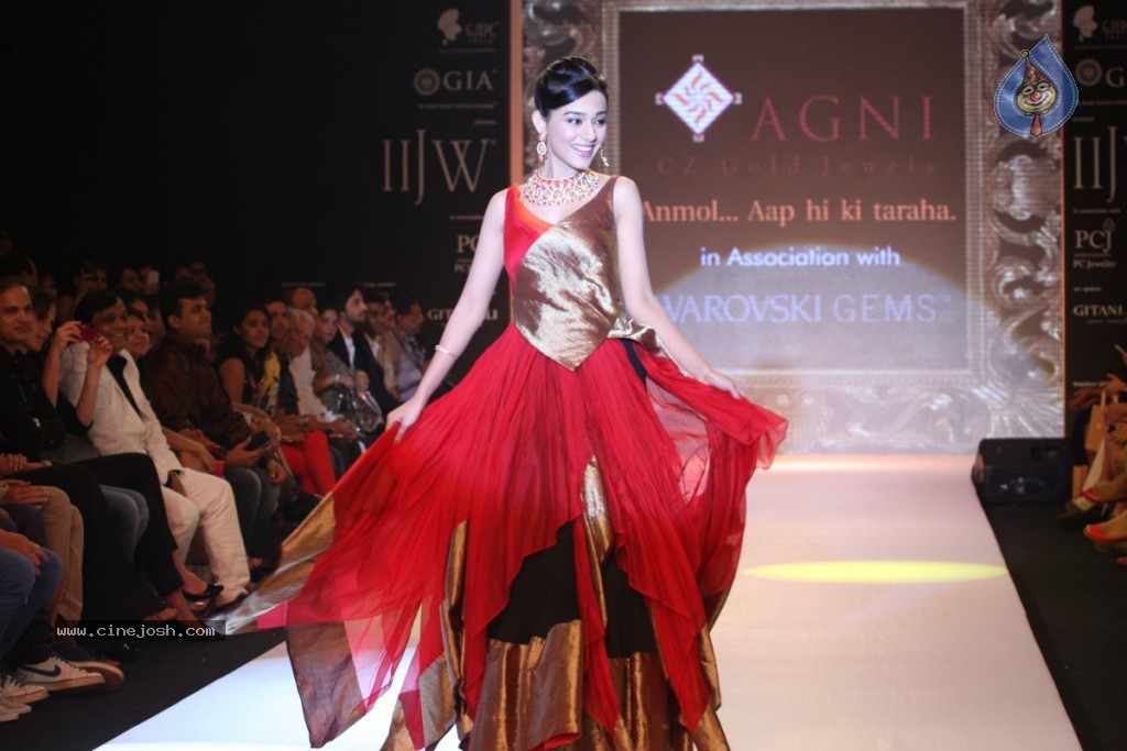 Bolly Celebs Walks the Ramp at IIJW - 15 / 152 photos