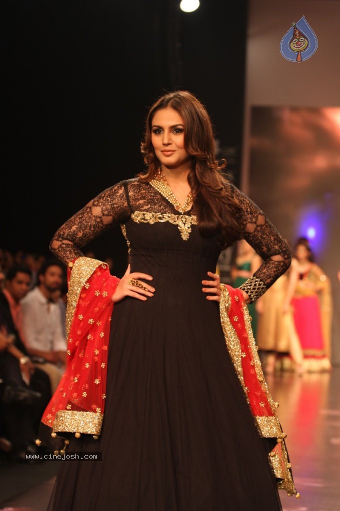 Bolly Celebs Walks the Ramp at IIJW - 17 / 152 photos