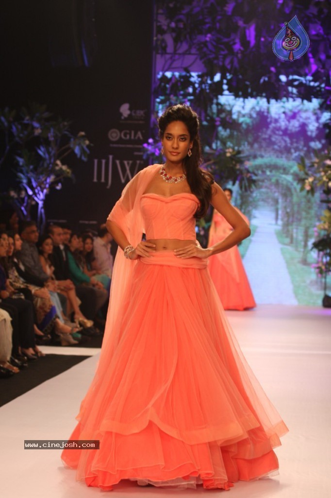 Bolly Celebs Walks the Ramp at IIJW - 18 / 152 photos