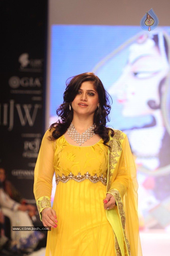 Bolly Celebs Walks the Ramp at IIJW - 20 / 152 photos