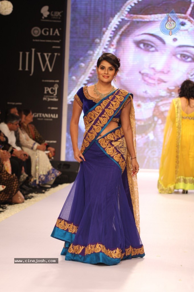 Bolly Celebs Walks the Ramp at IIJW - 24 / 152 photos