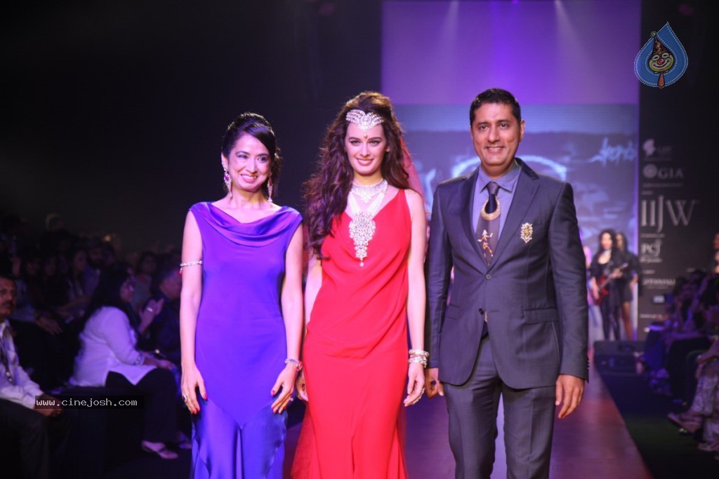 Bolly Celebs Walks the Ramp at IIJW - 25 / 152 photos