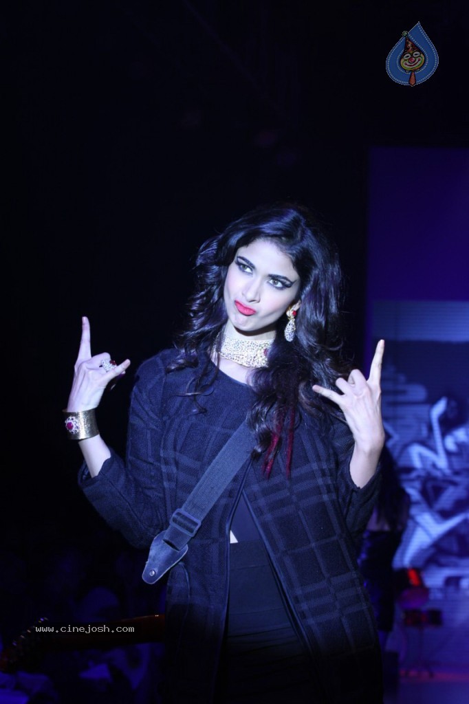 Bolly Celebs Walks the Ramp at IIJW - 27 / 152 photos