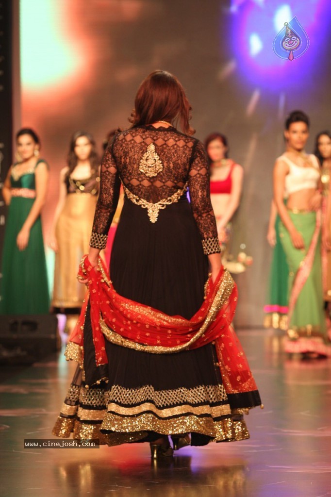 Bolly Celebs Walks the Ramp at IIJW - 29 / 152 photos