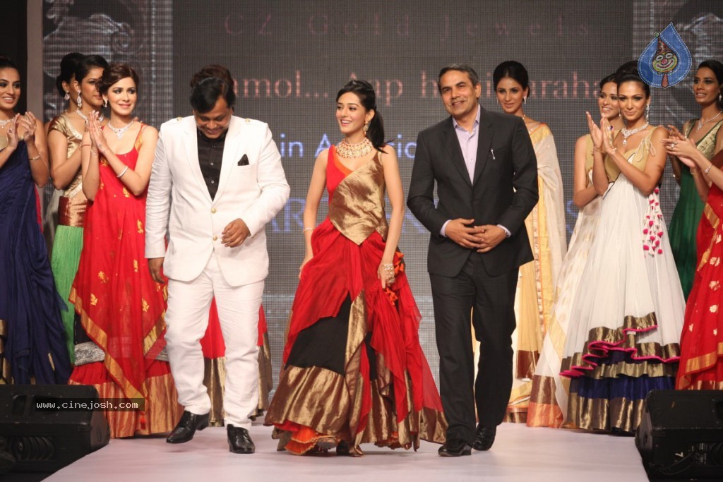 Bolly Celebs Walks the Ramp at IIJW - 31 / 152 photos