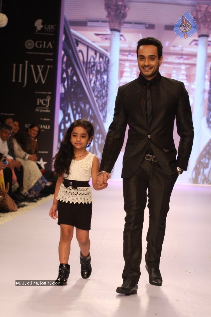 Bolly Celebs Walks the Ramp at IIJW - 33 / 152 photos