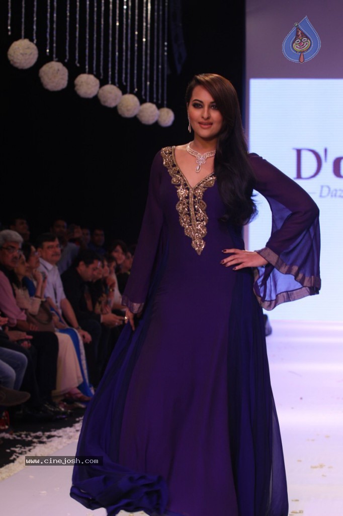 Bolly Celebs Walks the Ramp at IIJW - 34 / 152 photos