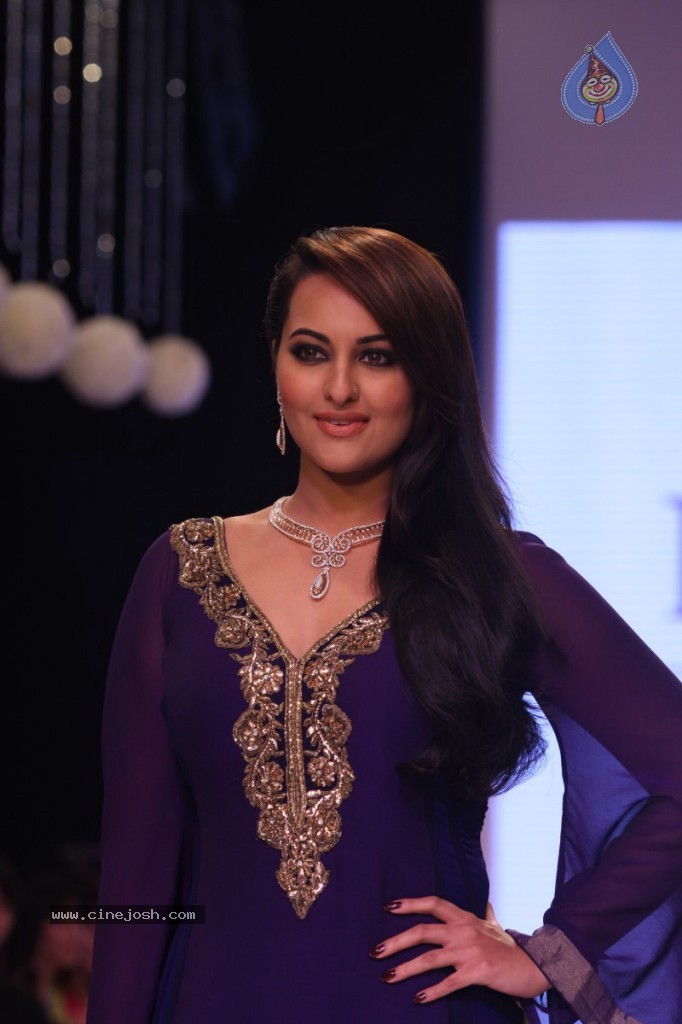 Bolly Celebs Walks the Ramp at IIJW - 35 / 152 photos