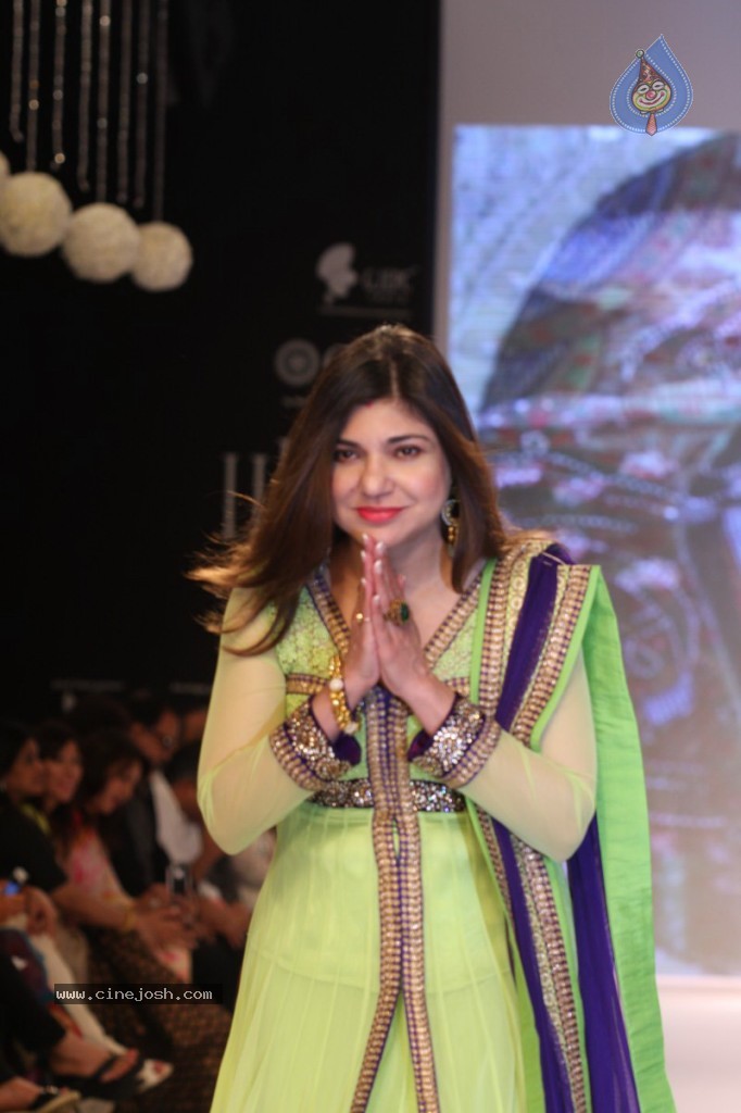 Bolly Celebs Walks the Ramp at IIJW - 43 / 152 photos