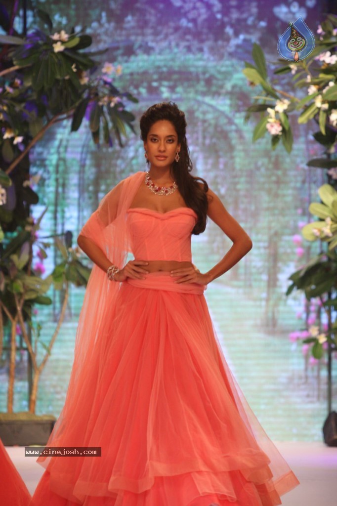 Bolly Celebs Walks the Ramp at IIJW - 50 / 152 photos