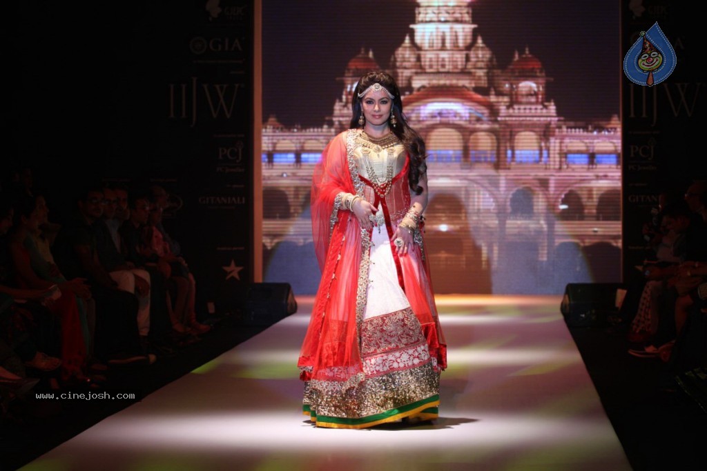 Bolly Celebs Walks the Ramp at IIJW - 51 / 152 photos