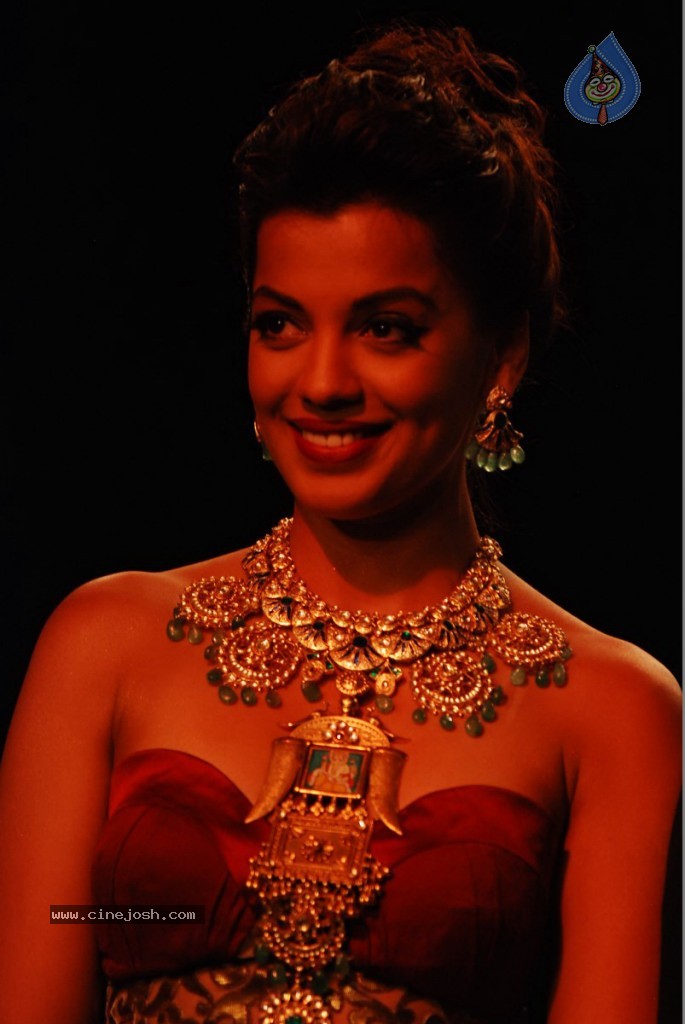 Bolly Celebs Walks the Ramp at IIJW - 52 / 152 photos