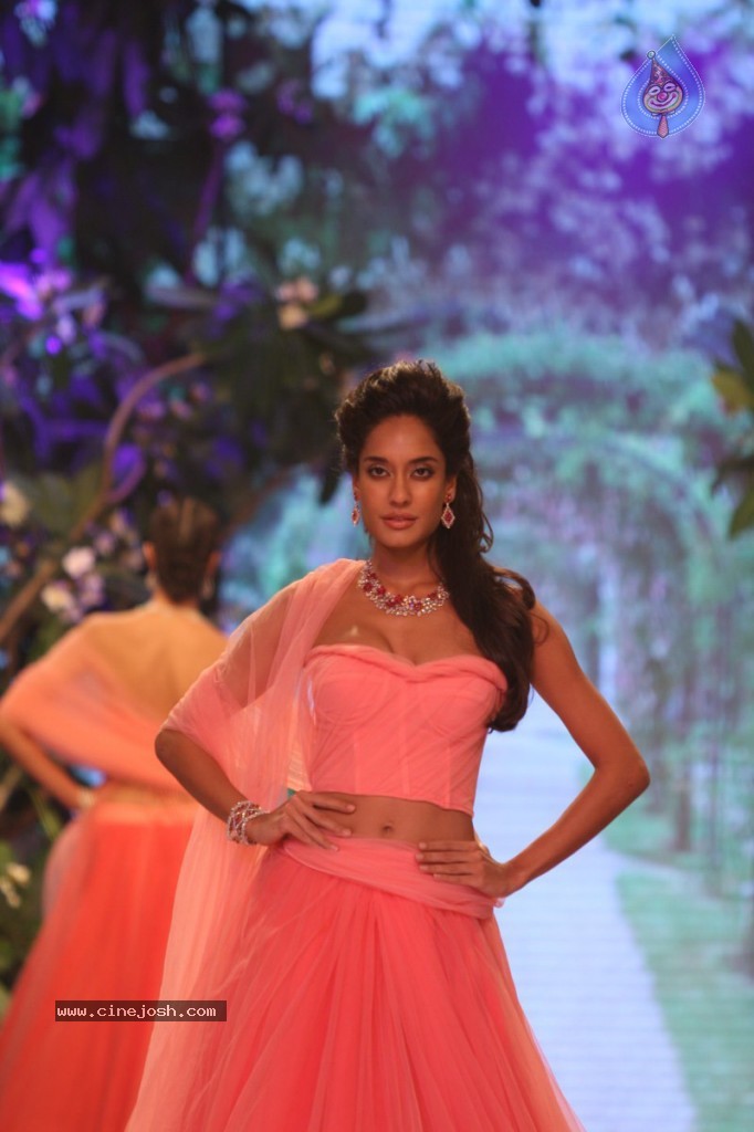 Bolly Celebs Walks the Ramp at IIJW - 55 / 152 photos