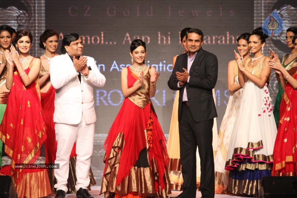 Bolly Celebs Walks the Ramp at IIJW - 58 / 152 photos