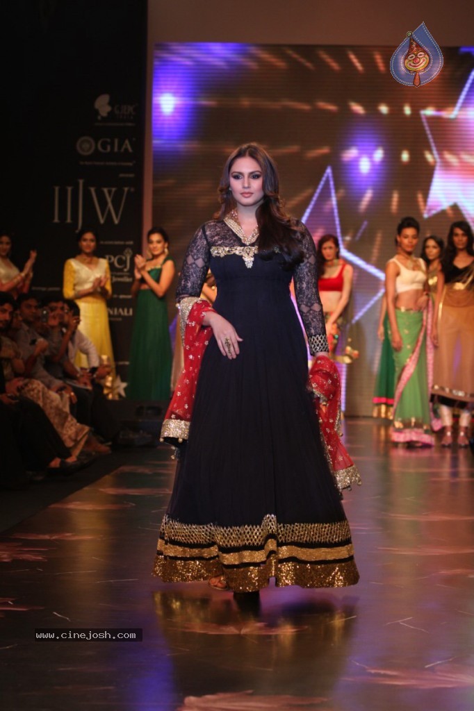 Bolly Celebs Walks the Ramp at IIJW - 73 / 152 photos