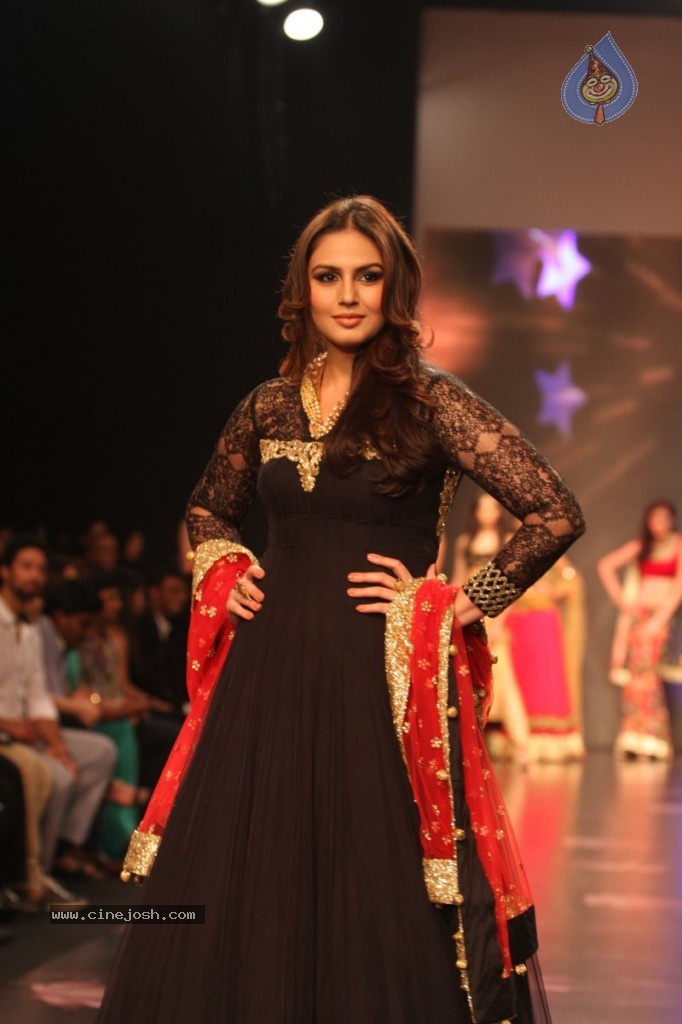 Bolly Celebs Walks the Ramp at IIJW - 82 / 152 photos