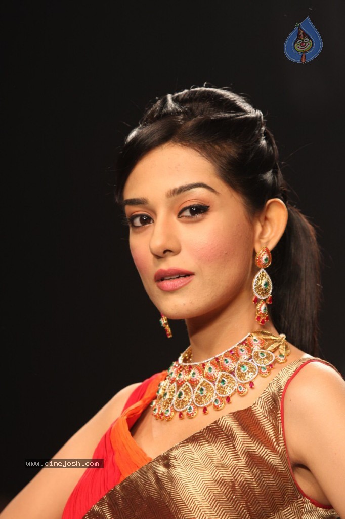 Bolly Celebs Walks the Ramp at IIJW - 85 / 152 photos