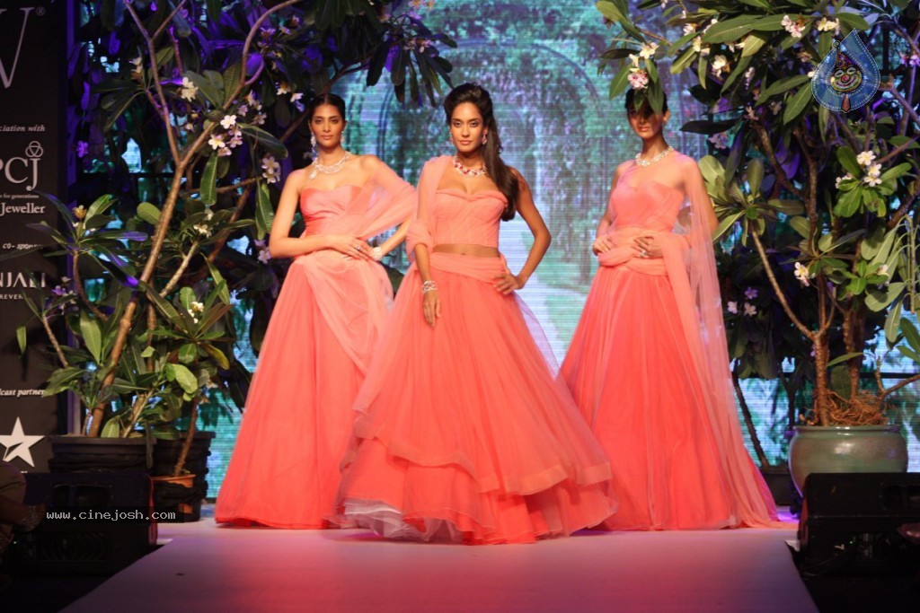 Bolly Celebs Walks the Ramp at IIJW - 86 / 152 photos