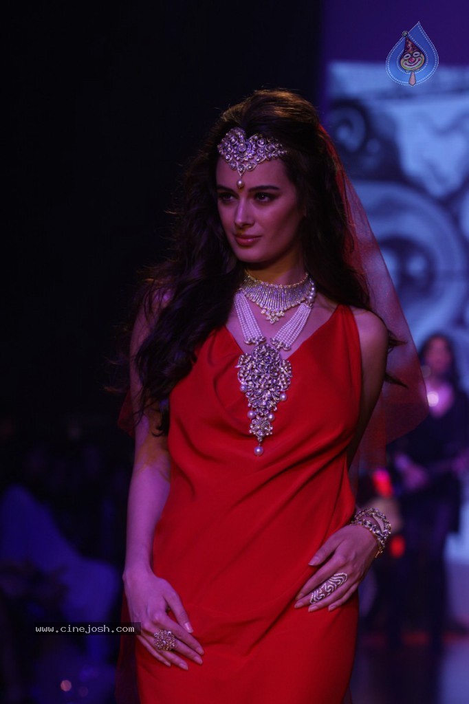 Bolly Celebs Walks the Ramp at IIJW - 88 / 152 photos