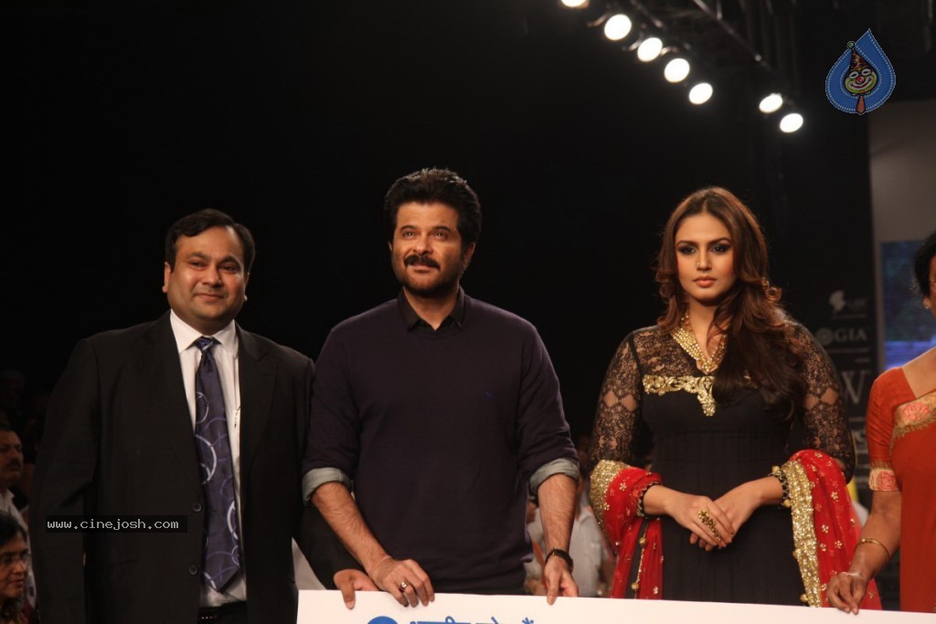 Bolly Celebs Walks the Ramp at IIJW - 90 / 152 photos