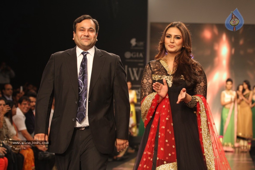Bolly Celebs Walks the Ramp at IIJW - 94 / 152 photos
