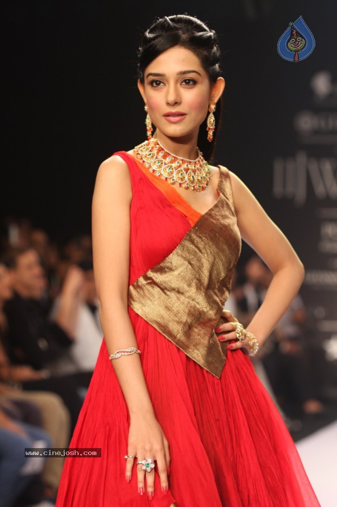 Bolly Celebs Walks the Ramp at IIJW - 95 / 152 photos