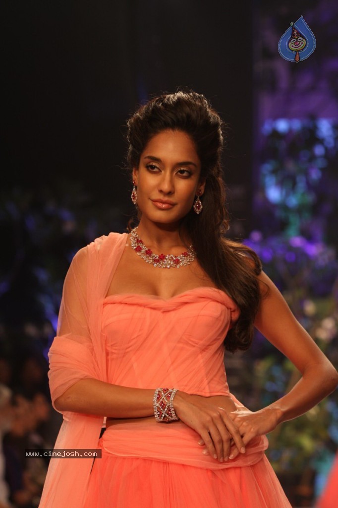 Bolly Celebs Walks the Ramp at IIJW - 96 / 152 photos