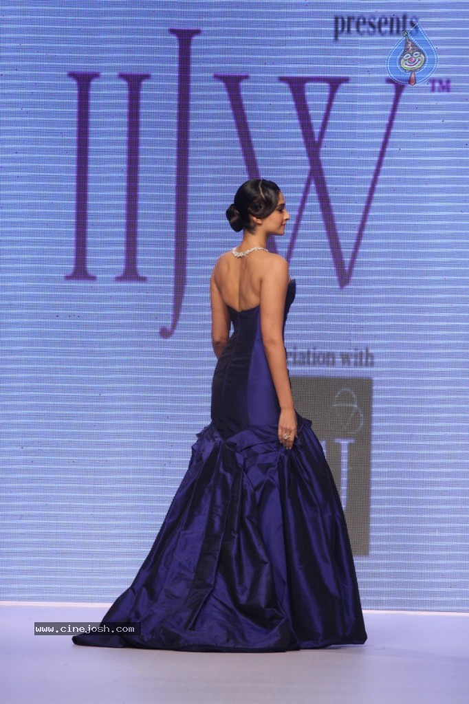 Bolly Celebs Walks the Ramp at IIJW - 97 / 152 photos