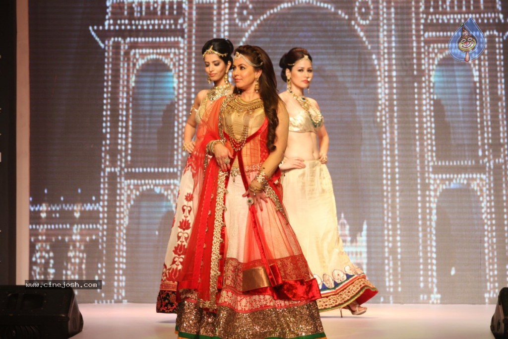 Bolly Celebs Walks the Ramp at IIJW - 98 / 152 photos