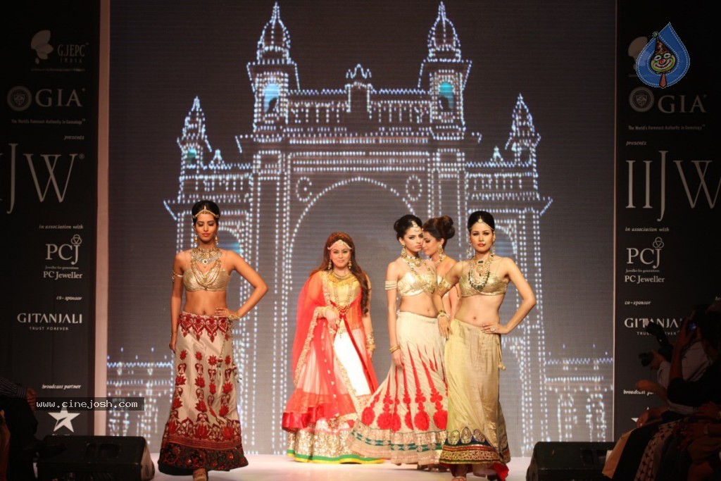Bolly Celebs Walks the Ramp at IIJW - 100 / 152 photos