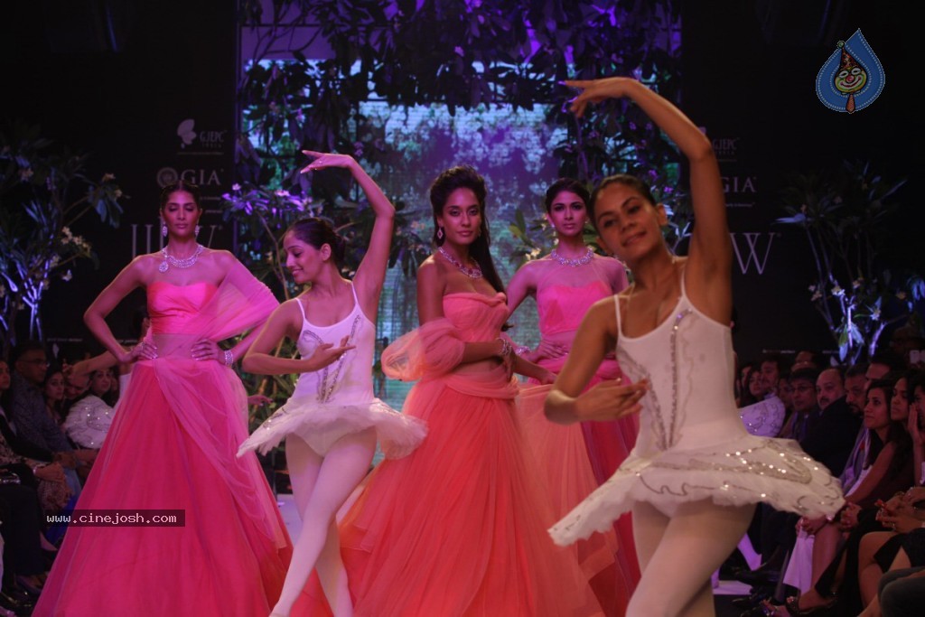 Bolly Celebs Walks the Ramp at IIJW - 102 / 152 photos